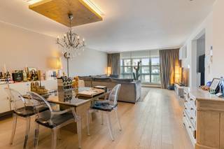 Prachtig en lichtrijk appartement van 128 m² pal in het centrum van Mol
Op een uitstekende en centrale ligging, pal in het centrum van Mol, vinden we dit bijzonder ruime en lichtrijke appartement van maar liefst 128 m².
Winkels, horeca, diensten en andere voorzieningen bevinden zich op wandelafstand.
Het appartement is gelegen op de derde verdieping en biedt een aangename combinatie van ruimte, licht en comfort. De ruime leefruimte is afgewerkt met een mooie parketvloer en geniet dankzij de grote raampartijen van veel natuurlijk licht.
Het appartement beschikt over één ruime slaapkamer met aansluitende dressing. De badkamer is uitgerust met zowel een douche als een ligbad.
Tevens is het appartement voorzien van een airco op de slaapkamer en in de leefruimte.
Ook buitenruimte ontbreekt niet: het appartement beschikt over twee terrassen, één aan de voorzijde en één aan de achterzijde.
Als extra praktische troeven zijn er een garagebox en een ondergrondse berging aanwezig. Deze zin verplicht aan te kopen aan €25.000.
Een uitzonderlijk ruim en lichtrijk appartement op een topligging in het centrum van Mol, waar comfort, ruimte en een centrale ligging perfect samenkomen.