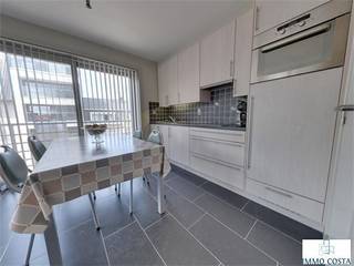 A vendre : agréable appartement au 3ème étage de la résidence Van Gogh, situé au calme mais à proximité des commerces, des transports en commun et de la mer. L'appartement dispose d'un salon confortable avec cuisine ouverte, idéal pour ceux qui aiment un espace de vie ouvert et aéré. De plus, il y a deux chambres et une salle de bain avec tout le confort nécessaire. Grâce à son emplacement à un étage supérieur, vous bénéficierez de belles vues et d'une lumière naturelle abondante. La propriété convient comme résidence permanente, résidence secondaire ou investissement. Intéressé(e) ? Contactez-nous pour plus d'informations ou pour une visite sur place.Traduit avec DeepL.com (version gratuite)