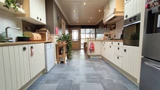 Deze prachtige woning in Tienen is de perfecte plek voor wie op zoek is naar een ruime en comfortabele woning. De woning beschikt over een ruime...