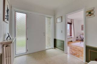 Ruime bungalow met 3 slaapkamers, garages en aangename tuin op een rustige ligging
Op zoek naar een ruime woning met alles op één niveau, een aangename tuin én heel wat praktische extra’s? Deze vrijstaande bungalow biedt een mooie combinatie van comfort, ruimte en mogelijkheden en vormt een uitstekende basis om volledig naar eigen smaak te moderniseren en energetisch te renoveren.
Bij het binnenkomen valt meteen de aangename lichtinval en de ruime leefruimte op. De woning beschikt over drie slaapkamers, waardoor ze zowel geschikt is voor een gezin als voor wie op zoek is naar een comfortabele woning met extra ruimte voor een bureau, hobbykamer of logeerkamer. Verder zijn er twee toiletten, droge kelder en een praktische indeling die heel wat mogelijkheden biedt.
Een grote troef is de ruime zolder, die bijzonder veel bergruimte biedt. Daarnaast beschikt de woning over een inpandige garage én een tweede garage buiten, wat ideaal is voor wie nood heeft aan extra parkeer- of opslagruimte. Ook op de oprit en rond de woning zijn er voldoende parkeermogelijkheden.
Buiten geniet je van een aangenaam tuintje met mogelijkheden, waar je in alle rust kunt genieten en dat bovendien nog verder naar eigen wensen kan worden ingericht.
De woning biedt tegelijk de mogelijkheid om ze stap voor stap te moderniseren en verder te optimaliseren, onder meer op het vlak van isolatie en energiezuinigheid. Hierdoor creëer je een woning die volledig aansluit bij je eigen smaak en hedendaagse woonwensen.
De rustige en kindvriendelijke omgeving, gecombineerd met een vlotte bereikbaarheid en de nabijheid van de nodige voorzieningen, maakt dit bovendien een bijzonder aangename woonomgeving.
Exclusief te koop aangeboden via de Oximo online verkoopsprocedure. Voor registratie en aanvaarding van de verkoopsvoorwaarden zie www.oximo.be.