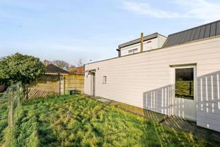 <p>In het centrum van Vrasene vinden we deze solide woning met 2 slaapkamers, een uitzonderlijk grote garage en vooral: een structuur die meerdere toekomstscenario’s toelaat.</p><p>De woning beschikt over een leefruimte, een aparte keuken, twee volwaardige slaapkamers en een functionele badkamer. Achteraan bevindt zich een leuke tuin met open zicht, ideaal voor wie rust zoekt of extra buitenruimte wil creëren.</p><p>Wat dit pand echt onderscheidt, is het potentieel:</p><p>- uitbreidingsmogelijkheden</p><p>- herinrichting naar een hedendaagse gezinswoning</p><p>- of zelfs het opnieuw afsplitsen in twee entiteiten (onder voorbehoud van vergunning)</p><p>Daarnaast is er een zeer grote garage met automatische poort, perfect voor zelfstandigen, hobbyisten of wie nood heeft aan opslagruimte.</p><p>Troeven op een rij:</p><p>- 2 slaapkamers</p><p>- Grote garage met veel gebruiksmogelijkheden</p><p>- Leuke tuin met open achterzicht</p><p>- Structuur met uitbreidings- of opsplitsingspotentieel</p><p>- Centrale ligging in Vrasene, vlot bereikbaar</p><p>Contacteer ons voor meer info of een bezoek ter plaatse.</p>