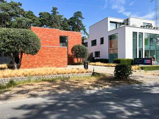 Energiezuinige open bebouwing met EPC B te Grobbendonk<br /><br />Bent u op zoek naar een moderne, instapklare en energiezuinige woning waar ruimte, comfort en buitenleven centraal staan? Dan is deze prachtige woning, gebouwd in 2012, zeker het ontdekken waard.<br /><br />Bij het binnenkomen wordt u meteen verwelkomd door een ruime en volledig open hal met aansluitend de leefruimte, waarin de keuken, eetruimte en zithoek mooi in elkaar overvloeien. De open indeling zorgt voor een aangenaam gevoel van ruimte en veel lichtinval, en vormt de ideale plek om gezellig samen te komen met familie en vrienden.<br /><br />Op het gelijkvloers beschikt de woning daarnaast over een ruim gastentoilet en een grote, praktische berging. Aansluitend bevindt zich onder de trap nog extra handige stockageruimte, waardoor er aan opbergruimte geen gebrek is.<br /><br />Op de eerste verdieping bevinden zich drie ruime slaapkamers. De grootste slaapkamer heeft een oppervlakte van maar liefst 20 m², terwijl de twee overige slaapkamers elk ongeveer 16 m² groot zijn en elektrische rolluiken hebben. Verder vindt u hier een badkamer die uitgerust is met een groot ligbad en een inloop douche en ingebouwde kast.<br /><br />Ook buiten heeft deze woning heel wat te bieden. Recent werd een moderne pergola geplaatst die zowel via de smartphone als met de bediening kan worden aangestuurd. Het dak en de zijwanden kunnen afzonderlijk worden geopend, waardoor u de pergola volledig kunt aanpassen aan de stand van de zon en de wind. Zo creëert u op elk moment de ideale plek om optimaal van uw tuin en het buitenleven te genieten.<br /><br />Aan de zijkant van de woning bevindt zich bovendien een ruim tuinhuis, ideaal voor het opbergen van fietsen, tuinmateriaal en andere spullen.<br /><br />Aan de voorzijde beschikt de woning over een brede carport en een ruime oprit, waardoor er voldoende plaats is voor meerdere wagens.<br /><br />Deze woning scoort bijzonder sterk op vlak van energie en comfort. Ze beschikt over een uitstekend energielabeL B en is uitgerust met 12 zonnepanelen.