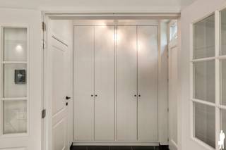<p><strong><span>Stijlvolle koppelvilla met 5 slaapkamers en prachtige tuin op ca. 1.033 m² in exclusief afgesloten woondomein "Dennenburg"!</span></strong></p>
<p><span>Deze sfeervolle </span><strong><span>koppelvilla</span></strong><span> combineert royale woonvolumes met een bijzonder groene woonomgeving. Met </span><strong><span>5 slaapkamers, 2 badkamers, een inpandige garage</span></strong><span> en een indrukwekkende leefkeuken biedt de woning alle ruimte voor comfortabel gezinsleven. Grote raampartijen zorgen voor veel licht en een prachtige tuinconnectie.</span></p>
<p><strong><span>Gelijkvloerse verdieping</span></strong><br /><span>- </span><strong><span>Inkomhal</span></strong><span> met ingemaakte vestiairekasten en gastentoilet</span><br /><span>- Royale </span><strong><span>woon- en eetkamer</span></strong><span> op parket met grote raampartijen en maatwerk</span><br /><span>- Ruime </span><strong><span>leefkeuken</span></strong><span> met kook- en spoeleiland en veel bergruimte</span><br /><span>- Aparte eetruimte met zicht op de tuin</span><br /><span>- Hoge houten plafondstructuur en grote glaspartijen</span><br /><span>- Rechtstreekse toegang tot terras en tuin</span><br /><span>- Afzonderlijk </span><strong><span>bureau</span></strong><span> met maatwerk</span><br /><span>- Toegang tot de </span><strong><span>inpandige garage</span></strong></p>
<p><strong><span>Eerste verdieping</span></strong><br /><span>- Nachthal</span><br /><span>- Verschillende ruime slaapkamers</span><br /><span>- </span><strong><span>Mastergedeelte met royale dressing. Badkamer met ligbad en dubbele wastafel</span></strong><br /><span>- Badkamer met </span><strong><span>inloopdouche en lavabomeubel</span></strong></p>
<p><strong><span>Tweede verdieping</span></strong><br /><span>- Ruime slaapkamer onder het dak met zichtbare balken</span><br /><span>- Eveneens geschikt als hobby- of werkruimte</span></p>
<p><strong><span>Tuin en buitenruimte</span></strong><br /><span>- Perceel van ca. </span><strong><span>1.033 m²</span></strong><br /><span>- </span><strong><span>Zuidwestgerichte</span></strong><span>, fraai aangelegde tuin</span><br /><span>- Veel groen en privacy dankzij volwassen bomen en hagen</span><br /><span>- Ruim terras en royale gazonpartijen</span><br /><span>- Oprit met parkeergelegenheid</span></p>
<p><strong><span>Garage en berging</span></strong><br /><span>- </span><strong><span>Inpandige garage</span></strong><br /><span>- Praktische berging en zolderruimte</span></p>
<p><strong><span>Bijzonderheden</span></strong><br /><span>- </span><strong><span>5 slaapkamers en 2 badkamers</span></strong><br /><span>- Veel maatwerk en ingemaakte kasten</span><br /><span>- Apart bureau</span><br /><span>- Verwarming op aardgas</span><br /><span>- EPC </span><strong><span>187 kWh/m² – label B</span></strong><br /><span>- Exclusief </span><strong><span>afgesloten woondomein</span></strong></p>
<p><strong><span>Ligging</span></strong><br /><span>Gelegen</span><span> binnen het exclusief afgesloten woondomein </span><strong><span>Dennenburg</span></strong><span>. Een groene en residentiële omgeving met veel rust en privacy, op vlotte afstand van winkels, scholen en dagelijkse voorzieningen. Ook Kapellen en Kalmthout zijn vlot bereikbaar.</span></p>
<p><strong><span>Een stijlvolle gezinswoning met royale woonvolumes en een prachtige tuin binnen een exclusieve, groene woonomgeving.</span></strong></p>