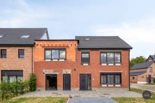 Voor meer info van deze woning of een gratis waardebepaling van je eigen woning: 016 199 340 of jordi.broes@homixx.be.<br />Voor een volledige fotoreeks en een volledige tekst: www.homixx.be<br /><br />Ruime halfopen bebouwing met 5-6 slaapkamers in Keerbergen.<br /><br />Aan de Putsebaan 80 te Keerbergen vindt u deze instapklare en recent gerenoveerde woning met een bewoonbare oppervlakte van maar liefst 279 m², gelegen op een perceel van 1147 m². <br />Gebouwd in 1967 en grondig vernieuwd in 2021-2022 combineert deze halfopen bebouwing ruimte, comfort en moderne technieken.<br /><br />Indeling:<br />De inkomhal met vestiaire en gastentoilet leidt naar de gezellige leefruimte met sierhaard en de volledig ingerichte keuken, voorzien van hoogwaardige toestellen (oven, microgolf, koelkast, diepvries, inductie kookplaat, vaatwasser, spoelbak). <br />Verder zijn er een aparte bureau-/praktijkruimte met eigen ingang, een leuke tuin, terras, pergola, garage, carport en vele extra parkeergelegenheden buiten.<br /><br />De woning telt 5 slaapkamers (mogelijkheid tot 6, waarvan één met dressing), 2 badkamers (1 BK met inloopdouche & lavabo en de andere BK heeft alvast de aansluitingen) alsook 4 toiletten in totaal. <br />De geïsoleerde zolder biedt uitbreidingspotentieel voor extra kamers (evt 2).<br /><br />Daarnaast beschikt de woning over een berging/wasplaats.<br /><br />Centrale verwarming op aardgas (radiatoren en vloerverwarming, nieuwe ketel 2022)<br />Dak en vloeren geïsoleerd<br />PVC ramen met dubbel glas en ventilatiesleuven met rolluiken <br />Domotica, airco en camerasysteem aanwezig<br />Elektriciteit conform<br />Regenwaterput (5000L) + septische put<br />EPC: C (218 kWh/m²)<br /><br />Extra troeven:<br />Gevels geïsoleerd en nog af te werken met crepi/steenstrips/kaleien... (zie voor en na impressies)<br />Afzonderlijke kantoor-/praktijkruimte met aparte ingang<br />Ruime tuin met terras en pergola<br />Uitstekende staat, volledig gerenoveerd in 2021-2022<br /><br />Deze woning is ideaal voor wie op zoek is naar ruimte, comfort en een instapklaar geheel met mogelijkheden voor thuiswerk of praktijkruimte.