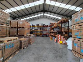 Fantastisch gelegen opslagruimte van 357 m² te huur, gelegen langs de vlot bereikbare en bedrijvige Kortrijksestraat (N50) te Oostkamp.De...