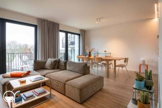 Dit stijlvolle appartement, gebouwd in 2019, bevindt zich op de derde en tevens bovenste verdieping van residentie Bords de Lys. Met een bewoonbare oppervlakte van 87 m² combineert het hedendaags comfort met een hoogwaardige afwerking en een doordachte indeling.<br />Via de inkomhal, voorzien van ingemaakte kasten, komt u in de lichtrijke leefruimte met open keuken. De moderne keuken is volledig uitgerust met kwalitatieve Miele-toestellen, waaronder een oven, microgolfoven, vaatwasser, koelkast, diepvries, kookplaat en dampkap.<br />Aansluitend aan de leefruimte bevindt zich het zuidgerichte terras met uitzicht op de rustige binnentuin.<br />Het appartement beschikt verder over een praktische berging met aansluitingen voor wasmachine en droogkast, evenals een apart gastentoilet. De twee slaapkamers hebben oppervlaktes van respectievelijk 11 m² en 9,28 m², waarbij één kamer voorzien is van ingemaakte kasten. De centraal gelegen badkamer is uitgerust met een moderne inloopdouche en een dubbele lavabo.<br />Ondergronds beschikt u over een handige kelderberging, inbegrepen in de vraagprijs.<br />De staanplaats kan worden aangekocht aan 35.000€.<br /><br />Momenteel is het appartement verhuurd aan €1.150 per maand, wat het eveneens een interessante investeringsopportuniteit maakt.<br /><br />Dit instapklare appartement is de ideale keuze voor wie op zoek is naar een recente, energiezuinige en kwalitatief afgewerkte woonst op een aantrekkelijke locatie.<br />Voor meer informatie of een bezoek kan u terecht op de website https://ham47c302.rosseel.be/ Wanneer meerdere kandidaten de vraagprijs bieden, behoudt de eigenaar zich het recht voor om de biedingen onder gesloten enveloppe verder te laten verlopen.