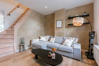 In het hartje van de gezinsvriendelijke stadsbuurt dampoort, treffen we deze recent gerenoveerde woning. <br />In 2021, begin 2022, werd dit huis volledig gestript en voorzien van alle hedendaagse technieken, aansluitingen en comfort. <br />Ideaal als investering, voor jonge starters of ouders die hun studerende kinderen willen huisvesten op een toplocatie. <br />Vlakbij N70, R40, bushaltes en op 6 minuten fietsen van historisch centrum Gent en station Dampoort. <br />De benedenverdieping bestaat uit een half afgescheiden keuken-en leefruimte. <br />Dankzij de ramen aan straatzijde blaakt de woning in het zonlicht. Verder is er een groot schuifraam aan de stadskoer. <br />De eerste verdieping biedt plaats aan, een multifunctionele kamer met aansluitend een uitgeruste badkamer met douche en lavabo.<br />Een verdieping hoger vinden we een volwaardige slaapkamer. <br />Elke kamer werd uitgerust met voldoende stopcontacten en aansluiting voor internet en televisie.<br /><br />Plan snel een bezoek in. CONTACT: Bel Simon op 0498123708 of mail naar simon@vicusvastgoed.be