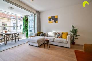 <p><span>Op wandelafstand van winkels, gezellige horecazaken, openbaar vervoer en belangrijke verbindingswegen bevindt zich dit stijlvolle 1-slaapkamerappartement in een moderne residentie van 2018. Met een bewoonbare oppervlakte van 66 m², een uitstekende afwerking en een BEN-label vormt dit appartement de perfecte combinatie van comfort, duurzaamheid en een centrale ligging.</span></p><p><span>De lichtrijke leefruimte met grote raampartijen baadt de hele dag in het natuurlijke licht en sluit mooi aan op de volledig uitgeruste open keuken, die van alle hedendaagse toestellen is voorzien. De ruime slaapkamer biedt alle comfort, terwijl de eigentijdse badkamer strak en kwalitatief werd afgewerkt.</span></p><p><span>Daarnaast beschikt het appartement over een praktische berging met aansluitingen voor een wasmachine en droogkast, extra opbergruimte én de technische installaties.</span></p><p><span>Een aangename meerwaarde is het zonnige, zuidgerichte terras van 7 m². Dankzij de beschutte ligging geniet u hier in alle privacy van de zon, ideaal om te ontspannen of gezellig buiten te eten.</span></p><p><span>Ook op energetisch vlak scoort deze woning bijzonder sterk. Dankzij het BEN-label, een EPC-score A+, zonnepanelen, een energiezuinige warmtepomp en vloerverwarming geniet u van een hoog wooncomfort én lage energiekosten.</span></p><p><span>Als extra beschikt u over een privatieve kelderberging. De residentie is bovendien uitgerust met een lift en biedt haar bewoners tal van kwalitatieve gemeenschappelijke voorzieningen, waaronder een ruime fietsenstalling, een fraai aangelegde binnentuin, een polyvalente feestzaal met ingerichte keuken en een royaal dakterras met mooi uitzicht over de omgeving.</span></p><p><span>Troeven:</span></p><ul><li><span>Recente residentie (bouwjaar 2018)</span></li><li><span>BEN-appartement met EPC-label A+</span></li><li><span>Zuidgericht terras van 7 m²</span></li><li><span>Grote overdekte fietsenstalling</span></li><li><span>Gemeenschappelijke tuin en dakterras</span></li><li><span>Feestzaal met ingerichte keuken</span></li><li><span>Uitstekende ligging in het populaire Oud-Berchem</span></li></ul><p><span> </span></p><p><span>Nuttige informatie:</span></p><p><span> </span></p><p><span>EPC 15 kWh (m²/jaar)</span></p><p><span>P-score en G-score = klasse B</span></p><p><span>Gem. kosten €113 p/m</span></p><p><span>Vrij bij akte (3 m)</span></p><p><span> </span></p><p><span>Voor een bezoek ter plaatse bel 03/449.42.141 of mail <span>hallo@habicom.be</span></span></p><p><span>Benieuwd naar de waarde van jouw woning? Check het gratis op <span>www.watismijnhuiswaard.be</span></span><span> </span></p><p><span> </span></p>