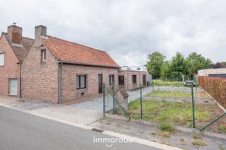 Een halfopen bebouwing in een rustige straat vlakbij centrum Zulte.<br />Op wandelafstand van handelszaken en openbaar vervoer.<br /><br />De woning is toe aan een totaalrenovatie (of afbraak).<br />Indeling op heden: Op het gelijkvloers bevindt zich de living, slaapkamer (of eetplaats), ruime keuken, berging en badkamer met toilet. Op de 1ste verdieping: 2 slaapkamers.<br />Er is ook een garage, tuinberging en grote tuin.<br /><br />Benieuwd naar de mogelijkheden van deze eigendom?<br />Kom gerust eens kijken. Maak uw afspraak via mail naar sylvie@immoroba.be of op 09/388.53.53.