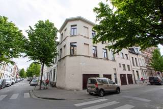 <div><div> <p>Studio nabij het ‘Groen Kwartier’.</p><p>Studio van 35 m² op de 3de verdieping, gelegen nabij het station van Berchem. De studio bestaat uit een leefruimte met open keuken. De keuken is ingericht met een keramische kookplaat, dampkap en ijskast. Verder is er een badkamer met toilet, ligbad en wastafel. Op het gelijkvloers is er een gemeenschappelijke fietsenberging. Algemene onkosten: € 60/maand (voorschot privatief waterverbruik, elektriciteit gemene delen, ...).</p></div> </div>
