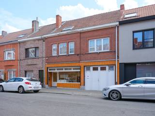 À Wondelgem, nous proposons cette propriété unique à la vente. Le bâtiment sert de boucherie depuis 1954 et combine des espaces commerciaux avec...