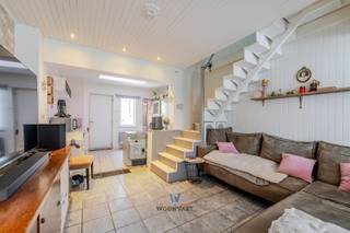 Ontdek deze gezellige 1-slaapkamer woning op een uitstekende locatie in een rustige straat.<br /><br />Bij het betreden van de woning komen we terecht in een gezellige en lichtrijke leefruimte, deze ruimte staat in directe verbinding met de praktische open keuken. Aansluitend aan de keuken vinden we het toilet.<br /><br />Op de eerste verdieping bevindt zich de badkamer, uitgerust met een comfortabel ligbad. Naast de badkamer treffen we de ruime slaapkamer.<br /><br />Tot slot beschikt de woning over een charmante en onderhoudsvriendelijke stadskoer met zuidoost-oriëntatie.<br /><br />Troeven in een notendop: <br />- Geen renovatieverplichting <br />- Ideaal voor starters, alleenstaanden of koppels<br />- Uitstekende locatie nabij scholen, winkels en horeca <br />- Goede bereikbaarheid qua openbaar vervoer<br />- Rustige straat <br /><br />Hebt u interesse of wenst u een bezoek aan deze woning? Contacteer Kyan via 0470/35.32.06 of kyan@woonvast.be