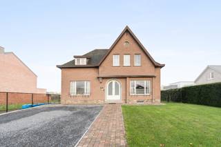 Deze warme en uitnodigende woning aan de Ossenwegstraat combineert rust en centrale ligging. Met een bewoonbare oppervlakte van 150 m² en een...