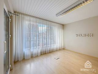 PLUSPUNTEN:+ Handelsoppervlakte: 138 m²+ Toplocatie in het centrum van Bocholt+ Grote vitrine met uitstekende zichtbaarheid+ Voorzien van...