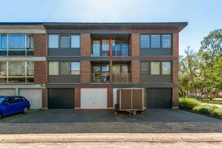 <p><strong>Ruim hoekappartement met 3 slaapkamers, privétuin, garage en autostaanplaats in het groen te Kapellen</strong></p>
<p>Dit lichtrijke hoekappartement op de tweede verdieping combineert ruimte, comfort en een groene ligging. Het appartement beschikt over een gezellige leefruimte met veel natuurlijk licht, een open keuken, drie slaapkamers, een verzorgde badkamer, een terras en een zeer ruime privatieve berging op het gelijkvloers met toegang tot de privétuin.</p>
<p>Daarnaast geniet u van een garage en een extra autostaanplaats voor de garage. Troeven zijn onder meer EPC-label C, hoogrendementsbeglazing, een geïsoleerd dak (2013) en een individuele condensatieketel op aardgas.</p>
<p>Gelegen in een rustige, groene woonomgeving in Kapellen, nabij winkels, scholen, openbaar vervoer, horeca en verschillende natuurgebieden.</p>
<p><strong>Voor meer informatie, kijk op onze website.</strong></p>
<p><strong>Ook plannen om te verkopen?</strong><br />Denkt u eraan om uw eigendom te verkopen? Verbiest Vastgoed begeleidt u graag met professioneel advies, een correcte waardebepaling en een persoonlijke aanpak op maat. Contacteer ons via <strong>0478.38.46.21</strong> of <strong>info@verbiestvastgoed.be</strong>.</p>