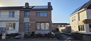 <u><strong>PLUSPUNTEN:</strong></u><br />+ EPC A!<br />+ Rustige ligging<br />+ 3 slaapkamers<br />+ Vrijstaande garage<br />+ Zonnepanelen + thuisbatterij<br />+ Goed geïsoleerd én geventileerd<br /><br />Deze woning biedt een uitstekende kans voor wie een ruime instapklare thuis zoekt nabij het centrum. Gelegen in een residentiële buurt combineert deze halfopen bebouwing het beste van twee werelden: de rust van landelijk wonen en de nabijheid van stadsvoorzieningen.<br /><br />De woning, oorspronkelijk gebouwd in 1975, heeft een bewoonbare oppervlakte van 184m² en werd door de huidige eigenaar stelselmatig energiezuinig gerenoveerd waardoor je meteen kan inhuizen.<br /><br /><u><strong>INDELING:</strong></u><br />Bij binnenkomst tref je een praktische indeling bestaande uit een gezellige woonkamer met open haard en kunstige siermantel voor een warme en huiselijke sfeer, aansluitend een praktische keuken voorzien van alle modern comfort, en een ruime veranda. Verder op het gelijkvloers vind je de wasplaats alsook een apart toilet.<br />De vrijstaande garage zorgt voor extra comfort, wel zo handig voor extra opslagruimte en makkelijk parkeren. Zo staat je wagen altijd veilig en droog binnen. <br /><br />Op de eerste verdieping heb je via de nachthal toegang tot 3 ruime slaapkamers met maatwerkkasten alsook de recent vernieuwde badkamer met inloopdouche, lavabo en toilet. Een leuk detail aan de douche is het spiegelglas aan de buitenzijde: niet enkel is privacy gegarandeerd, het helpt je ook bij de samenstelling van de ideale outfit.<br /><br />De woning beschikt daarnaast nog over een zolder en een praktische kelder wat voldoende opbergmogelijkheden biedt. Dit maakt de woning bijzonder flexibel en geeft je volop mogelijkheden om de woning aan te passen aan jouw woonwensen.<br /><br />De tuin met terras nodigt uit tot het creëren van een rustige buitenruimte, een plek om te ontspannen of gezellig te tafelen.<br /><br /><u><strong>TECHNISCHE TROEVEN:</strong></u><br />De huidige eigenaar heeft de woning helemaal klaar gemaakt voor de toekomst. De voornaamste vernieuwingen zetten we even op een rijtje:<br />- Uitgebreide zonnepaneleninstallatie<br />- Thuisbatterij 10 kW<br />- Alarminstallatie<br />- Opbouwrolluiken<br />- Airco's (koelen én warmen)<br />- Isolatie in de muren (Neopixels)<br />- Glaswol-isolatie zolder<br />- Hoogrendementsglas<br />- 4-seizoenenglas veranda (HR++)<br />- Ventilatiesysteem D met warmtewinning<br />- Fiberaansluiting<br /><br />De gunstige ligging nabij het centrum zorgt ervoor dat je gemakkelijk toegang hebt tot het openbaar vervoer en alle voorzieningen die de stad te bieden heeft. Tegelijk zijn ook de vele fiets- en wandelroutes die Haspengouw rijk is vlakbij.<br /><br />Kortom, deze woning biedt een ideale kans voor wie op zoek is naar een degelijke gezinswoning in een residentiële, maar goed bereikbare omgeving, die bovendien helemaal futureproof is. <br /><br /><u><strong>CONTACT:</strong></u><br />Zie jij ook alle troeven van deze instapklare woning?<br />Contacteer mij via 011/49.75.90 om jouw persoonlijke bezichtiging in te plannen.<br /><br /><em>De vermelde oppervlaktes zijn slechts indicatief. Katrien Wouters - creating IMMOtions kan niet verantwoordelijk gesteld worden voor de juistheid van de aan haar verstrekte gegevens.  </em>