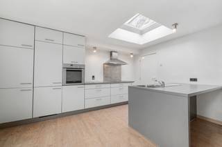 Bent u opzoek naar een woning die tal van mogelijkheden biedt en dat op een zeer goede locatie in Gentbrugge? Lees dan zeker verder.<br /><br />Deze te renoveren woning heeft vier slaapkamers, een ruime tuin en is gelegen in een rustige straat dichtbij het Arbedpark. Op slechts enkele minuten van bus, tram en station. Alle dagelijkse voorzieningen zoals bakker, slager, school en supermarkt liggen op korte wandelafstand. Bovendien bevindt de woning zich dichtbij de Gentbrugse Meersen.<br /><br /><strong>Indeling:</strong><br />- GLV:<strong> </strong>Via de ruime inkomhal (10m²) betreed je deze woning. links vind je de eerste grote leefruimte/ eetkamer (25m²), die naadloos overgaat in een tweede en even royale ruimte (23m²). Beide kamers bieden eindeloze mogelijkheden om naar eigen smaak in te richten, van gezellige zithoek tot stijlvolle eetkamer. De lichtrijke keuken (20m²) vormt het hart van het gelijkvloers, met grote raampartijen die overvloedig daglicht binnenlaten en een directe connectie met de tuin creëren. Aansluitend vind je nog een praktische berging (2m²). <br />- 1steV: Op deze verdieping bevinden zich de badkamer (13m²) met zowel ligbad als douche. De perfecte plek om te ontspannen en twee volwaardige slaapkamers (17m²-12m²). Daarnaast is er een apart toilet voor extra comfort. <br />- 2deV: Op de bovenste verdieping vind je nog twee ruime kamers (17m²-13m²) die je volledig naar wens kan inrichten als slaapkamers, bureauruimte of hobbykamers. De mogelijkheden zijn eindeloos. <br /><br />Deze woning is ideaal voor gezinnen die op zoek zijn naar ruimte, licht en vrijheid om hun droomhuis volledig zelf te creëren. <br />Denk jij hier je toekomst te zien? Contacteer ons snel voor een persoonlijk bezo