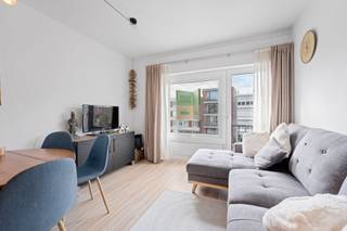 Dit appartement is gelegen aan de Astridlaan in Blankenberge, op een steenworp van zee en strand. Dankzij de gunstige ligging bevindt u zich vlak bij het centrum, terwijl u toch geniet van een rustige woonomgeving. Winkels, restaurants, scholen en openbaar vervoer zijn gemakkelijk te voet bereikbaar.<br /><br />Het appartement bevindt zich op de tweede verdieping van de residentie en is bereikbaar via de trap of lift. Bij het binnenkomen komt u terecht in de inkomhal, die naadloos overloopt in de aangename leefruimte met semi-open, volledig geïnstalleerde keuken.<br /><br />Via de nachthal bereikt u de slaapkamer, die beschikt over een ensuite badkamer uitgerust met een inloopdouche, een enkele wastafel en een elektrische warmeluchtverwarming. Het appartement wordt verwarmd via een gaskachel.<br /><br />Een extra troef is de privatieve kelderberging, die zorgt voor bijkomende opbergruimte. Gelieve er rekening mee te houden dat er in het appartement geen aansluiting voorzien is voor een wasmachine.<br /><br />Het appartement kan optioneel gemeubeld worden gehuurd.<br /><br />Interesse? Aarzel niet en plan vandaag nog uw bezoek!<br /><br />Provisie gemeenschappelijke lasten: € 40/maand<br /><br />Beschikbaar: onmiddellijk<br /><br />