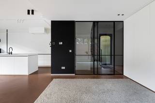 <p>Deze prachtige woning ligt op de grens van Edegem en Hove en werd door de huidige eigenaars recent gerenoveerd met een duidelijke klemtoon op gebruikte materialen, contact met de tuin en energetische prestaties. Het resultaat werd dan ook een pareltje waar esthetiek en wooncomfort hand in hand gaan. Technisch staat het huis uiteraard volledig op punt – conforme EK, handige domotica, zonnepanelen, vloerverwarming, warmtepompen, mooi EPC, asbestvrij, enz… De woning komt mooi gedocumenteerd. Indeling:</p>
<p>Benedenverdieping:</p>
<p>Ruime, lichte inkomhalhal met ingebouwde vestiaire en gastentoilet. Zeer ruime en open woonkamer en keuken (op knappe polybeton), ingericht met de meest moderne toestellen en kwalitatieve materialen. Voorzien van airco en vloerverwarming. Fantastische lichtinval dankzij grote raampartijen die toegang bieden naar de perfect georiënteerde tuin en terras. Grote garage met extra opbergruimte.</p>
<p>Eerste verdieping:</p>
<p>Master met ensuite badkamer voorzien van een ligbad. Extra douchekamer, toilet en drie ruime slaapkamers. Open ruimte op overloop. Alle kamers zijn voorzien van airco.</p>
<p>Tweede verdieping:</p>
<p>Twee ruime slaapkamers plus een extra ruimte, momenteel gebruikt als bureel. Kwalitatieve ingemaakte kasten, bedden en bureau's.</p>
<p>Kelder:</p>
<p>De droge kelder van zo'n 80m² groot is opgedeeld in vier ruimtes en is ideaal als wasplaats en opbergruimte.</p>
<p>Plannen en documentatie te vinden op www.reds.be. Voor meer informatie of een bezichtiging, neem gerust contact op met Daniël via mail (daniel@reds.be) of telefoon (0475.25.30.64).</p>