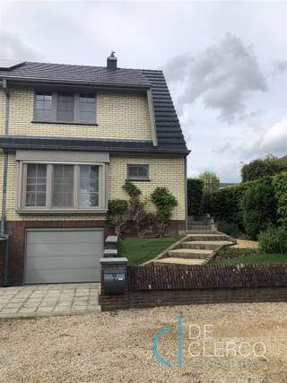 <p><span> Super charmante halfopen bebouwing met inpandige garage TE HUUR, op een topligging nabij het centrum van Lochristi!</span><br /><br /><span>Deze lichtrijke woning met ruime garage is heel rustig gelegen maar toch op wandel-en fietsafstand van het dorp van Lochristi.</span><br /><br /><span>De woning bevat op het gelijkvloers een inkomhal met gastentoilet, een zeer gezellige leefruimte met elektrische sierhaard, een lichtrijke veranda met zicht op de mooie tuin en een goed uitgeruste geïnstalleerde keuken.</span><br /><span>Op de eerste verdieping zijn er 2 ruime slaapkamers en 1 kleinere slaapkamer terug te vinden en een badkamer met lavabo, douche en toilet.</span><br /><br /><span>Een garage met automatische poort en een ruime opbergruimte/wasplaats bevinden zich op de begane grond. Er is eveneens een ruime, bruikbare zolder aanwezig</span><br /><br /><span>Deze charmante woning heeft bovendien een zeer gezellige, volledig afgesloten tuin met houten terras en tuinberging. </span><br /><br /><span>De woning beschikt over alle comfort en is meteen instapklaar. Er wordt centraal verwarmd met aardgas.</span><br /><br /><span>De huurprijs voor deze woning bedraagt 1.085 euro, dit is inclusief de kosten van de tuinman (2x per jaar) voor het groot onderhoud van de tuin.</span><br /><br /><span>Uw contactpersoon voor dit pand is Leen De Clercq, afspraken kunnen steeds via mail naar leen@vastgoed-dc.be worden vastgelegd</span></p>