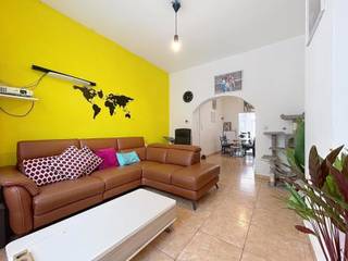 <p>Instapklare woning op een mooie locatie, bestaande uit een ruime inkomhal, een gezellige leefruimte met eet- en zithoek, een volledig uitgeruste keuken met kookeiland, een praktische was-/bergruimte, een afzonderlijk toilet en een private stadstuin met tuinberging.</p>
<p>Op de eerste verdieping bevindt zich een ruime slaapkamer en een ingerichte badkamer (douche, ligbad, toilet en lavabomeubel). Een vaste trap leidt naar de tweede verdieping, ingericht met een tweede en derde slaapkamer en een trapluik naar de geïsoleerde bergzolder.</p>
<p><b>Extra troeven:</b></p>
<ul>
<li>
<p>Energiezuinig (EPC-label C)</p>
</li>
<li>
<p>Voorzien van zonnepanelen</p>
</li>
<li>
<p>Airco aanwezig</p>
</li>
<li>
<p>Parkeergelegenheid voor de woning</p>
</li>
<li>
<p>Vlotte verbinding naar scholen, winkels, openbaar vervoer en belangrijke in- en uitvalswegen</p>
</li>
<li>
<p>Instapklaar!</p>
</li>
</ul>
<p>Deze woning is te koop ZONDER makelaar via het concept van <b><span>Smart Houses!</span></b> Wenst U verdere inlichtingen of bezoek? Contacteer rechtstreeks de eigenaar via <b><span>0497/93.04.99</span></b></p>