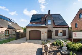 Uitstekend en rustig, doch centraal gelegen woning met zwembadDeze charmante, energiezuinige en uitstekend onderhouden woning combineert ruimte,...