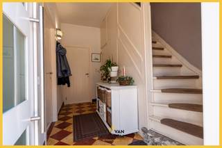 Immo Van Middelem vend cette maison bien entretenue à moderniser, avec 3 chambres et potentiel pour une 4e dans le grenier, qui dispose déjà...