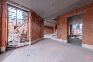 AANKOOP AAN 6% BTW MOGELIJK<br /><br />Ontdek deze ruime nieuwbouwwoning gelegen in Willebroek. Scholen, winkels en openbaar vervoer bevinden zich in de onmiddellijke nabijheid. Verder zorgt de ligging voor een snelle verbinding met de N16 en A12, je was nooit sneller in Antwerpen, Mechelen of Brussel.<br /><br />Deze lichtrijke woning biedt een uitstekende basis voor wie op zoek is naar ruimte en comfort. De woning beschikt over een doordachte indeling en royale leefruimtes, badend in natuurlijk licht.<br /><br />Op het gelijkvloers treffen we een inkomhal met gastentoilet, een ruime leefruimte met open keuken van maar liefst 50m² en een garage. <br /><br />De eerste verdieping biedt drie slaapkamers, een tweede toilet, een badkamer en een ruime nachthal met ruimte voor een bureau.<br /><br />Een extra troef is de ruime zolderverdieping, die perfect kan worden ingericht tot twee bijkomende slaapkamers of hobbyruimte.<br />Ideaal voor gezinnen of wie nood heeft aan extra flexibiliteit.<br /><br />Verder vinden we achteraan nog een aangename tuin met terras terug.<br /><br />De woning zal volledig tot in de puntjes afgewerkt worden.<br /><br />Een zeldzame kans voor wie op zoek is naar een toekomstgerichte investering of een woning op maat.<br /><br />Heb je interesse in deze nieuwbouwwoning?<br />Neem gerust contact op via roy@julimmo.be of 0498 62 74 71.