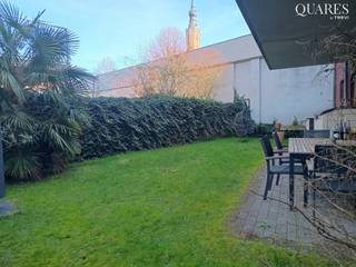 <p>Quares - TREVI Groep presenteert :<br />Dit heerlijk gelijkvloers jongbouw appartement (134,5 m²) met 2 slaapkamers, terras en private ruime tuin (70 m²) bevindt zich in een rustige residentie in een autoluwe straat hartje Mechelen, op slechts 400m van de Sint-Romboutstoren en rechtover de prachtige Sint-Janskerk. Achter een knappe glazen façade met stalen poort huist het ideale appt voor wie zoekt naar rust, privacy &amp; een veilige plek.<br /><br />INDELING:<br />Gemeenschappelijke inkomhal met lift naar de garage. <br />Ruime privé inkomhal, gastentoilet, gigantische leefruimte als kloppend hart van deze woonst, met schuiframen naar de tuin, open keuken &amp; aansluitend technische berging.<br />Gang naar slaapkamer &amp; master bedroom, wasplaats, badkamer met ligbad &amp; douche en dubbele lavabo. <br /><br />Ondergrondse autostaanplaats, kelderberging en fietsenberging zijn verplicht bij te huren bij het appartement aan 150 eur/maand.<br />Optioneel kan een tweede autostaanplaats bijgehuurd worden aan 95 eur/maand.<br /><br />PRAKTISCH:<br />- Beschikbaar vanaf 15/04<br />- Huurwaarborg 3 maanden<br />- Gemeenschappelijke lasten: 150 eur/maand<br />- Huurcontract lange duur<br />- EPC B<br /><br />Wil je instapklaar en comfortabel wonen op een toplocatie? Contacteer Simon via simon.kareman@quares-trevi.be of 015 33 19 19.</p>