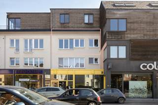 <p>Cet appartement avec 2 chambres, idéalement situé à la limite du centre de Louvain, combine confort, luminosité et facilité au quotidien. Vous profitez ici d’un emplacement recherché, proche de la ville, tout en conservant une certaine tranquillité par rapport à l’hyper-centre.</p><p>Dès l’entrée, le vaste séjour attire l’attention. Grâce à une belle luminosité naturelle, l’espace de vie offre une ambiance agréable et accueillante. Il permet d’aménager facilement un coin salon confortable ainsi qu’un espace repas convivial. L’agencement général de l’appartement est fonctionnel et répond aux besoins d’une vie urbaine pratique.</p><p>L’appartement comprend 2 chambres, ce qui le rend intéressant pour un couple, une petite famille, une personne seule souhaitant disposer d’un bureau ou encore un investisseur à la recherche d’un bien bien situé à Louvain. L’espace de rangement apporte un confort supplémentaire et facilite l’organisation du quotidien.</p><p>L’emplacement de parking privé constitue un atout important. Dans une ville comme Louvain, disposer d’une place de stationnement est une réelle valeur ajoutée. Cette combinaison entre 2 chambres, un séjour lumineux, un espace de rangement, un parking et une bonne localisation rend ce bien particulièrement attractif.</p><p>La situation à la limite du centre de Louvain permet de rejoindre facilement les commerces, les transports en commun, les écoles, les restaurants et les autres commodités. La gare, le ring et les communes voisines sont également accessibles de manière fluide.</p><p>Vous souhaitez découvrir cet appartement en priorité? La vente débute par une “Avant-Première” exclusive le 19 juin. Planifiez votre visite via le bouton violet “Prendre rendez-vous” sur notre site. Le prix indicatif est de 343.000 euros. La période d’enchères court jusqu’au 21 juin à 21:00. Consultez le règlement Avant-Première dans les téléchargements.</p>
