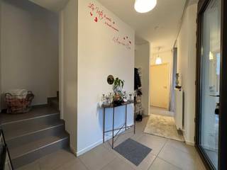 In het historische hart van Mechelen, in het Clarenhof, wacht deze charmante bel-étagewoning met 1 slaapkamer.Via je eigen private stoep (19m²) kom...