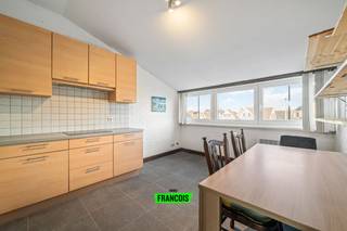 Dit gezellig appartement is gelegen in een rustige buurt te Bredene. Op wandelafstand heeft u alle faciliteiten alsook de duinen en de zee. Tevens heeft u op 900meter een subtropisch zwembad (Lago) alsook op 500 meter een tramhalte. <br /><br />Het appartement bevindt zich op de eerste verdieping. Het betreft een kleinschalige residentie zonder lift, waardoor de maandelijkse lasten beperkt zijn! <br /><br />Dit appartement is volledig gerenoveerd in 2024 en is ideaal als vaste woonst of voor vakantie verhuur. <br /><br />Binnenin is er een grote keuken met eethoek. In de badkamer is er een douche, lavabo en toilet. De eetkamer kan tevens aangepast worden naar een volwaardige, tweede slaapkamer. <br /><br />Het appartement heeft een zeer ruim terras (zuidgericht) van waaruit er fraaie verzichten zijn en u van de nodige zonne-uren kunt genieten. <br /><br />Tot slot is er een handige gemeenschappelijke fietsenberging alsook een privatieve staanplaats voor de deur!<br /><br />Bent u op zoek naar een perfecte uitvalsbasis aan de kust? Aarzel dan niet en neem contact op voor meer info of een afspraak. <br /><br />