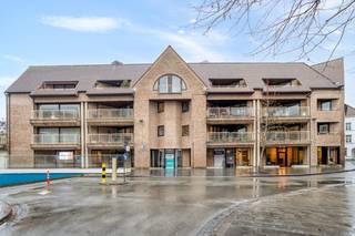 Wonen in een oase van rust, in het stadscentrum van Kortrijk? Dan is dit appartement absoluut de moeite waard om te bezichtigen. Dit appartement is gelegen op het derde verdiep. Indeling van het appartement: - inkomhal met gastentoilet en opbergruimte - leefruimte met zicht op het plein - geïnstalleerde keuken - 2 ruime slaapkamers- badkamer voorzien van lavabo, bad en toilet- dubbele bergruimte Een extra troef: het appartement beschikt over een gunstig EPC-label B, wat zorgt voor een energiezuinige en comfortabele woonervaring.Bij het appartement hoort ook een ondergrondse garagebox die tegen de vaste prijs van 30.000euro kan aangekocht worden. Wenst u meer info over deze woning of wenst u een bezoek ter plaatse? Contacteer Alissia Dewitte (0472 18 64 21 - alissia.dewitte@dewaele.com) of Carl Boedts (0473 95 18 21 - carl.boedts@dewaele.com)