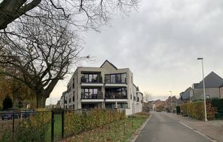 Lichtrijk recent dakappartement. Inkom met ingemaakte vestiairekast, leefruimte op keramische tegel en aansluitend het zuidgeoriënteerde terras...