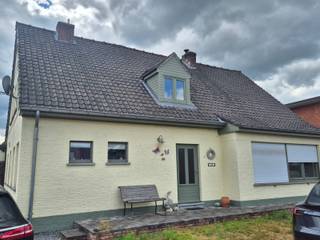 <p><span>Op zoek naar een ruime, instapklare gezinswoning in een rustige en aangename buurt? Deze prachtig afgewerkte vrijstaande woning combineert comfort, ruimte en praktische voorzieningen met een grote, verzorgde tuin.</span></p>
<p><span>De woning beschikt over drie slaapkamers en een aparte bureauruimte, ideaal voor wie regelmatig van thuis uit werkt. Daarnaast zijn er twee badkamers: op de bovenverdieping vind je een ligbad, wastafel en toilet, terwijl de badkamer beneden is uitgerust met een douche, wastafel en toilet. Dit zorgt voor extra comfort en gemak voor het hele gezin.</span></p>
<p><span>De ruime keuken is voorzien van twee ovens en een inductiekookplaat en vormt een praktische plek om samen te koken en te genieten. De woning wordt verwarmd met centrale verwarming op aardgas. Verder beschikt de woning over een grote, droge kelder die uitstekend dienst kan doen als extra bergruimte.</span></p>
<p><span>Ook op vlak van afwerking is aan alles gedacht. Er zijn inbouwkasten aanwezig en verlichting en gordijnen zijn voorzien. Screens en rolluiken zorgen voor extra comfort en privacy.</span></p>
<p><span>Buiten geniet je van een grote, verzorgde tuin met tuinhuis, waar je in alle rust kunt ontspannen en genieten van de ruimte en privacy.</span></p>
<p><span>Kortom, een ruime en uitstekend onderhouden gezinswoning met een praktische indeling, hoogwaardige afwerking en tal van extra's. Een ideale thuis voor wie comfort en rust wil combineren.</span></p>
<p>Beschikbaar vanaf 1 oktober 2026.<br /><br />Heb je interesse? Vraag uw bezoek aan via onze website https://www.immovl.be/te-huur/list en druk op de knop '<strong>IK WENS EEN BEZOEK</strong>'.</p>