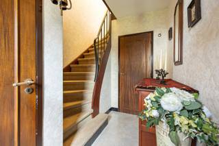 INDELINGGELIJKVLOERSInkomhal met trap naar de verdieping. Toiletruimte. Woonkamer. Keuken voorzien van de volgende toestellen nl. spoeltafel,...