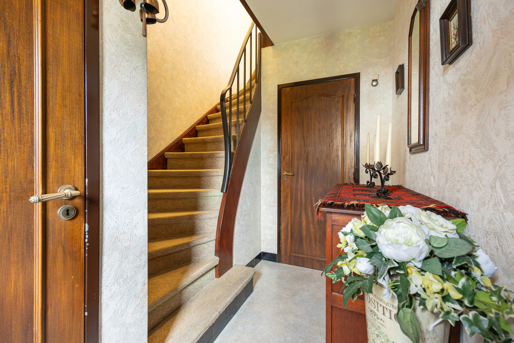 Halfopen bebouwing met 3 slaapkamers en garage op een perceel van 315m². - foto 2