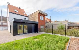 Deze <span><strong>moderne en volledig gerenoveerde woning uit 2024</strong></span> combineert<span><strong> hedendaags wooncomfort met een warme, huiselijke sfeer</strong></span>.<br />Dankzij de doordachte indeling, hoogwaardige afwerking en de gunstige ligging nabij het centrum van Deerlijk is dit een <span><strong>instapklare topper</strong></span>.<br /><strong><u><em>Indeling:</em></u></strong><br />✔ Gelijkvloers: <span><strong>inkomhal met ingemaakte vestiairekast</strong></span>, <span><strong>lichtrijke leefruimte met aparte eet- en zithoek</strong></span>, en een <span><strong>moderne open keuken met keukeneiland </strong></span>en kookplaat met geïntegreerde dampkap. Verder is er een <span><strong>apart toilet</strong></span> en een <span><strong>praktische berging die toegang geeft tot het gezellige terras en de tuin</strong></span>.<br />✔ Kelder: extra bergruimte.<br />✔ Eerste verdieping: <span><strong>2 ruime slaapkamers</strong></span>, badkamer met <span><strong>inloopdouche en lavabo</strong></span>, en een<span><strong> apart toilet op de nachthal</strong></span>.<br />✔ Tweede verdieping: prachtige <span><strong>masterbedroom onder de eiken balken</strong></span>, voorzien van een <span><strong>ensuite badkamer met inloopdouche, lavabo en toilet</strong></span>.<br /><u><em><strong>Comfort & techniek:</strong></em></u><br /><span><strong>Vloerverwarming op aardgas</strong></span> met hoogrendementsketel<br />Energiezuinige en kwalitatieve afwerking<br /><span><strong>Na een likje verf volledig instapklaar</strong></span><br /><u><em><strong>Troeven</strong></em></u>:<br />Moderne renovatie (2024)<br />Ruime indeling met 3 slaapkamers en 2 badkamers<br />Gezellige tuin met terras<br />Centrale ligging in Deerlijk<br />Kortom, een <span><strong>ideale woning voor wie houdt van moderne luxe en praktische leefruimtes, vlakbij het centrum.</strong></span><br /><span>EPB : A<br />Wenst u een bezoek aan deze woning ? Maak een afspraak met <u>Peter : 0479/748616</u></span>