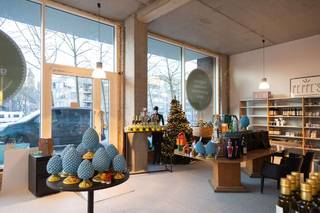 Dit welgelegen handels-horeca - of kantoorpand is gelegen op het gelijkvloers van Residentie Wim : een appartementencomplex, bestaande uit 12 appartementen en 3 handelszaken. <br /><br />Het volledige gebouw is van hoogstaande kwaliteit. De buitenafwerking met Cortenstaal zorgt voor een exclusieve uitstraling van het gebouw. De opvallende architectuur en de grote raampartijen maken van dit pand een echte blikvanger. <br /><br />Het pand is 170m² groot en heeft een mooi terras aan de voorkant en de achterkant, in totaal is er 200m² aan bruikbare oppervlakte.<br /><br />Het pand is helemaal naar eigen smaak en behoeften in te richten. Mocht u kiezen voor een totaalinrichting-project, dan is dat bespreekbaar met de projectontwikkelaar.<br /><br />Laden en lossen van benodigdheden kan ongestoord via een servitudeweg aan de achterkant van het gebouw.<br /><br />Het horecapand wordt verkocht onder het stelsel “btw medecontractant”, waardoor de BTW rechtstreekse verrekend wordt.