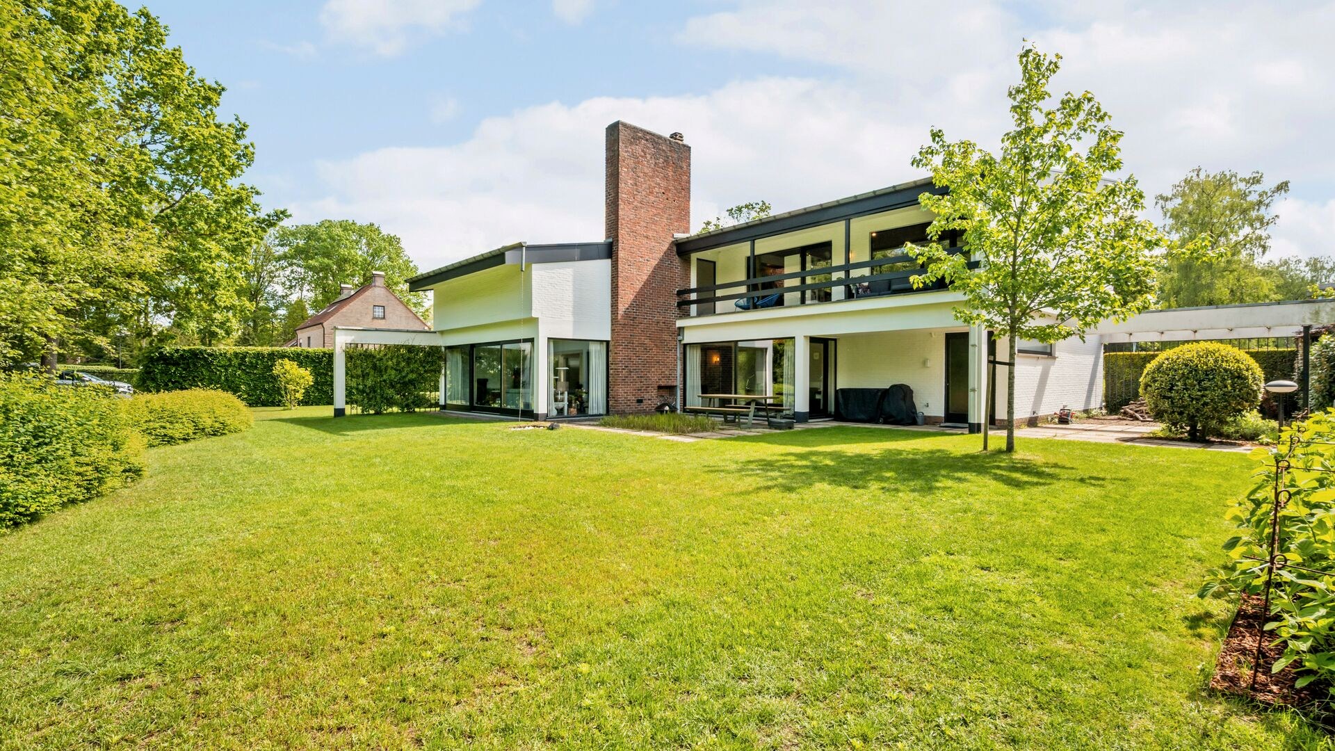 Architectonische gerenoveerde klassieker van  de hand van Architect Louis Ghysebrechts te Genk. - foto 3