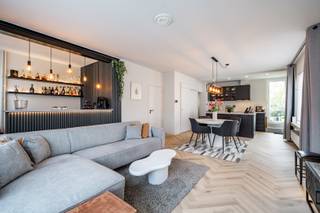 De uitstraling van een woning, met het gemak van een appartement? Dit duplex appartement op de Constant Joossenslei in het residentiële 's...