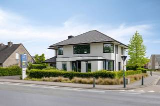 <p><span><span>Met trots stellen wij u dit uitzonderlijk handelspand met kantoorruimte voor, gelegen op een absolute topligging in Gullegem, deelgemeente van Wevelgem. Dankzij <strong>de strategische ligging</strong> nabij de R8, A19, E403 en de Kortrijkse ring geniet dit eigendom van een uitstekende bereikbaarheid en een sterke commerciële visibiliteit.<br />Gullegem staat bekend als een <strong>sterk ondernemende gemeente binnen de economische regio Kortrijk</strong> en vormt een ideale uitvalsbasis voor bedrijven die belang hechten aan bereikbaarheid, commerciële uitstraling en een dynamische omgeving.<br />Dit <strong>modern en hoogwaardig afgewerkt kantoorgebouw</strong> beschikt over een totale bruikbare vloeroppervlakte van ca. 287 m², verdeeld over twee verdiepingen, en bevindt zich op een perceel van 660 m². Het pand werd afgewerkt met <strong>duurzame materialen, luxueuze voorzieningen en hedendaagse technieken</strong> waardoor het volledig instapklaar is voor ondernemers die op zoek zijn naar uitstraling, comfort en functionaliteit.<br />Dankzij de flexibele indeling leent dit eigendom zich perfect voor <strong>diverse professionele activiteiten</strong> zoals een boekhoudkantoor, dokterspraktijk, notariskantoor, architectenbureau of andere vrije beroepen.<br />Bij de inrichting werd bijzondere aandacht besteed aan comfort, efficiëntie en een hoogwaardige professionele uitstraling. Het pand beschikt onder meer over domotica, automatische screens en gordijnen, geïntegreerde radio en boxen, designverlichting, airconditioning en talrijke ingemaakte kasten en archiefmogelijkheden. Bovendien is het gebouw voorzien van ondergrondse netwerkkabels en meerdere laadmogelijkheden voor elektrische voertuigen.<br />Ook energetisch scoort dit eigendom bijzonder goed dankzij het gunstige EPC-label B, wat resulteert in lagere energiekosten en een duurzame werkomgeving.<br /><br /><strong><u>Indeling</u></strong><br /><strong>Gelijkvloers</strong></span></span></p>
<ul>
<li><span><span>Directiebureau</span></span></li>
<li><span><span>Wachtruimte </span></span></li>
<li><span>Multifunctionele ruimte (toonzaal / vergaderruimte)</span></li>
<li><span><span>Keuken</span></span></li>
<li><span><span>Technische ruimte</span></span></li>
<li><span><span>Dames- en herentoilet</span></span></li>
<li><span><span>Vestiaire </span></span></li>
</ul>
<p><span><span><strong>Eerste verdieping</strong></span></span></p>
<ul>
<li><span><span>Verschillende bureauruimtes</span></span></li>
<li><span><span>Serverruimte </span></span></li>
<li>
<p><span><span>Archiefkasten </span></span></p>
</li>
</ul>
<p><span><span><strong><u>Bijzondere troeven</u></strong></span></span></p>
<ul>
<li><span><span>Commerciële topligging nabij R8, A19 en E403;</span></span></li>
<li><span><span>Instapklaar en luxueus afgewerkt;</span></span></li>
<li><span><span>Ideaal voor vrije beroepen en kantooractiviteiten;</span></span></li>
<li><span><span>Moderne architectuur en professionele uitstraling;</span></span></li>
<li><span><span>Domotica aanwezig;</span></span></li>
<li><span><span><strong>Alarm aanwezig</strong>;</span></span></li>
<li><span><span><strong>Airconditioning voorzien</strong>;</span></span></li>
<li><span><span><strong>Automatische screens en gordijnen</strong>;</span></span></li>
<li><span><span>Ingewerkte radio en boxen;</span></span></li>
<li><span><span><strong>Designverlichting</strong>;</span></span></li>
<li><span><span><strong>Ingebouwde kasten en archiefkasten</strong>Ondergrondse netwerkkabelinfrastructuur;</span></span></li>
<li><span><span>Meerdere laadpalen;</span></span></li>
<li><span><span>Ruime parkeermogelijkheden;</span></span></li>
<li><span><span>Gunstig EPC NR-label B;</span></span></li>
<li><span><span><strong>Strategische en vlot bereikbare locatie.</strong></span></span></li>
</ul>
<p><span><span>Bent u op zoek naar een instapklare kantoorruimte of handelspand met uitstraling op een strategische locatie?<br />Neem contact met ons kantoor op het nummer 051 50 11 51 of via diksmuide@diksimmo.be.</span></span></p>