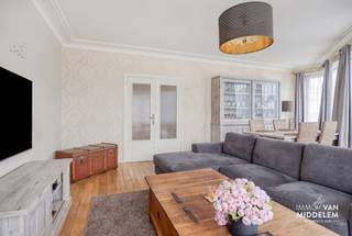 <strong>Immo Van Middelem verkoopt dit instapklare éénslaapkamerappartement, gelegen op de eerste verdieping van de verzorgde residentie Sleutelplas te Sint-Jans-Molenbeek, op de grens met Dilbeek. Het appartement is bereikbaar via lift en trap en combineert een praktische indeling met een aangename lichtinval.</strong><br /><br />Via de inkomhal, voorzien van vestiaire- en bergruimte en een afzonderlijk toilet, bereikt u de leefruimte (woonkamer en eetkamer), die dankzij de grote raampartijen geniet van veel natuurlijk licht. <br /><br />Bijkomende troeven zijn de privatieve kelderberging van 6 m² en de gemeenschappelijke koer op het gelijkvloers. Bovendien beschikt het appartement over een ondergrondse ruime autostaanplaats in de residentie, inbegrepen in de verkoopprijs.<br /><br />De indeling is als volgt: <br />- inkomhal met WC, living (salon en eetplaats), ingerichte keuken, 1 slaapkamer (± 14 m²), badkamer met bad en een kelderruimte (± 6m²).<br />- gemeenschappelijke koer<br /><br />Gemeenschappelijke lasten: ± 100 €/maand (onderhoud gemene delen, blokpolis, syndicus, provisie verwarming).<br />Collectieve CV op stookolie. <br />EPC: 270 kWh/m².jaar - Label E (UC:752232).<br />Vrij mits inachtneming huurder.