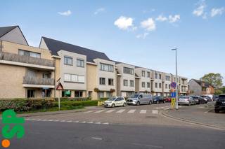 Gelijkvloers appartement in het centrum van Grobbendonk. <br /><br />Indeling: gemeenschappelijke inkomhal, leef- en eetruimte met tal van natuurlijk lichtinval en een open keuken met terrasje, één ruime slaapkamer, badkamer met een aparte bergruimte/wasruimte. Tevens beschikt het appartement nog over een ruime kelderberging.<br />Dankzij de doodlopende straat en zijn verbindingswegen is de locatie een grote meerwaarde.<br /><br />EPC: 178 kWh/m² / label B<br /><br />Wenst u graag meer info of een bezoek? Contacteer IMMO SP op het nummer 014/51.95.00 of via grobbendonk@immosp.be