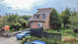 Een op te frissen 4-gevel woning met oa. 4 slaapkamers, 1 badkamer + 1 douchekamer, oprit/parking, garage, terras en tuin.Ideaal gelegen nabij alle...