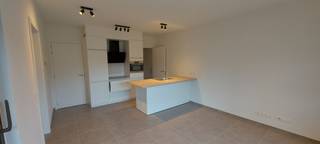 <p><span>Dit moderne appartement bevindt zich in Maasmechelen en maakt deel uit van een nieuwbouwproject met strakke, eigentijdse afwerking. De combinatie van een heldere indeling, veel natuurlijk licht en een ruim terras biedt een aantrekkelijk instapklaar woonadres.</span></p><p><span>Indeling en leefruimte: bij het binnenkomen treft u een praktische gang met bergruimte. Centraal in het appartement bevindt zich de ruime living met open keuken en kookeiland. Zonnig terras en lichtinval: vanuit de living wandelt u rechtstreeks naar het grote terras dat een extra leefruimte buiten creëert.</span></p><p><span>Vervolgens vindt u een complete badkamer en een ruime slaapkamer.</span></p><p><span>Grote ramen zorgen voor voldoende daglicht en een open, luchtige sfeer in het hele appartement.</span></p><p><span>Afwerking en wooncomfort: het appartement onderscheidt zich door moderne afwerking en hoogwaardige bouwkwaliteit. Het is flexibel ingedeeld en aangepast aan hedendaagse woonwensen. Ligging en voorzieningen: gelegen in een vernieuwde woonwijk van Maasmechelen met gemakkelijke toegang tot winkels, horeca, scholen en openbaar vervoer.</span></p><p><span>Belangrijkste kenmerken:</span></p><p><span>- Lift</span></p><p><span>- Gelijkvloers</span></p><p><span>- Vloerverwarming</span></p><p><span>- Zonnepanelen</span></p><p><span>- Warmtepomp</span></p><p><span>- Kelderberging</span></p><p><span>- Ondergrondse autostaanplaats</span></p><p><span>- Ruime open living met keuken en kookeiland</span></p><p><span>- Badkamer </span></p><p><span>- Berging/bergruimte</span></p><p><span>- Ruim privéterras</span></p><p><span>- Moderne afwerking en bouwkwaliteit</span></p><p><span>- Praktische indeling met veel daglicht</span></p><p><span>- Centrale ligging in Maasmechelen, nabij voorzieningen</span></p><p><span>Beschikbaarheid na oplevering van het gebouw, vermoedelijk in januari</span></p><p><span>Beschikbaarheid: 15/02/2026</span></p><p><span>Huurprijs: € 800/maand + € 70/maand provisie</span></p><p><span>EPB beschikbaar.</span></p><p><span> </span></p><p><span>Wenst u zich kandidaat te stellen voor dit appartement/huis dan kan dit enkel en alleen door het invullen van onze infolijst. U gaat hiervoor naar onze site www.jemar.be, kiest daar het juiste pand en klikt dan op het groene balkje "vraag je bezoek aan". Wij contacteren u voor een eventueel bezoek in te plannen.</span></p><p><span> </span></p><p><span> </span></p>