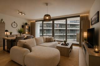 <br />Ontdek dit instapklare appartement op een centrale ligging nabij Sint-Anna in Gent, op korte afstand van het centrum en alle voorzieningen. Dankzij de vlotte bereikbaarheid, praktische indeling en mooie lichtinval is dit zowel een ideale woonst voor eigen bewoning als een interessante investering.<br /><br />De lichtrijke leefruimte sluit mooi aan op de volledig geïnstalleerde open keuken, uitgerust met een combi-oven, koelkast met diepvriesvak, vitrokeramische kookplaat, vaatwasser en dubbele spoelbak. Aansluitend bevindt zich een praktische technische berging met aansluiting voor een wasmachine.<br /><br />Het appartement beschikt verder over twee volwaardige slaapkamers, een badkamer met ligbad en lavabo, en een apart gastentoilet.<br />Een absolute troef zijn de twee buitenruimtes. Aan de achterzijde geniet je van een ruim terras met uitzicht op de rustige binnentuin, terwijl het balkon aan de straatzijde zorgt voor extra buitenruimte en een aangename connectie met de omgeving. Daarnaast beschikt het appartement over een privatieve berging én is er optioneel een ondergrondse parkeerplaats beschikbaar, wat extra comfort biedt in het centrum van Gent.<br /><br />De combinatie van comfort, buitenruimte en centrale ligging maakt van dit appartement een bijzonder aantrekkelijke eigendom.