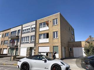 Dit appartement ligt op het tweede verdiep in een klein en rustig gebouw. Er zijn twee slaapkamers, ruime woonkamer en keuken. De badkamer beschikt over een douche en bij de grootste slaapkamer is er ook een terrasje. Het gebouw heeft maar drie appartementen, er is geen lift aanwezig. De verwarming is met mazout, er wordt maandelijks €55 voorschot gevraagd voor mazout en €45 voor het water gebruik. Er wordt jaarlijks een afrekening gemaakt.