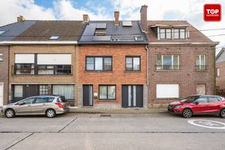 Deze instapklare woning in Drongen biedt een functionele en duurzame woonoplossing met een gunstig EPC-label B.het recent vernieuwde dak en de...
