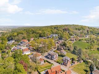 <p>Gezellig gelijkvloers appartement op de Kluisberg, ideaal gelegen voor wie rust en bereikbaarheid wil combineren. Dit lichtrijke appartement beschikt over een ruime woonkamer met open keuken, perfect voor een aangename leefruimte. Via de inkomhal bereikt u een apart toilet en een praktische berging/wasplaats. De slaapkamer geeft rechtstreeks uit op een terras, ideaal om te genieten van de buitenlucht. Verder is er een verzorgde douchekamer.<br /><br />Extra troeven zijn de grote kelderberging en een private parkeerplaats, wat zorgt voor comfort en opslagruimte.<br /><br />Gelegen op de Kluisberg, op wandelafstand van het bos en verschillende horecazaken, geniet u hier van een groene en levendige omgeving. Bovendien bent u op slechts 10 minuten van Avelgem en minder dan een half uur van Oudenaarde en Doornik, wat zorgt voor een vlotte verbinding naar omliggende steden.<br /><br />Ideaal als eerste woning, investering of tweede verblijf in een prachtige regio.<br /><br />Dit zoekertje omvat enkele AI-gegenereerde visualisaties.<br />Meer info of plan je bezoek: wim@immobeguin.be<br />Te koop via Immo Beguin, uw vastgoedexpert sinds 2009, met kantoren in Ronse, Waregem, Kortrijk, Deinze, Doornik en Lessen.</p>